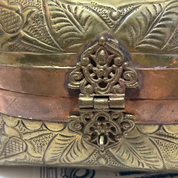 1930’s Hammered Brass Pillow Purse vintage - Picture 2 of 15